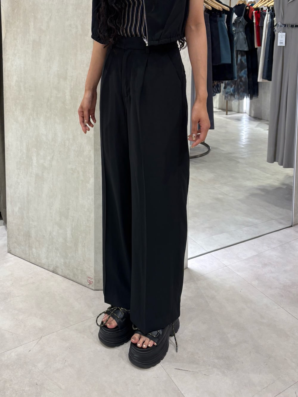 ブラック系のシャツ/ブラウス、ブラック系のその他パンツ、ブラック系のサンダルを着用したレディースの夏コーディネートの5枚目の写真