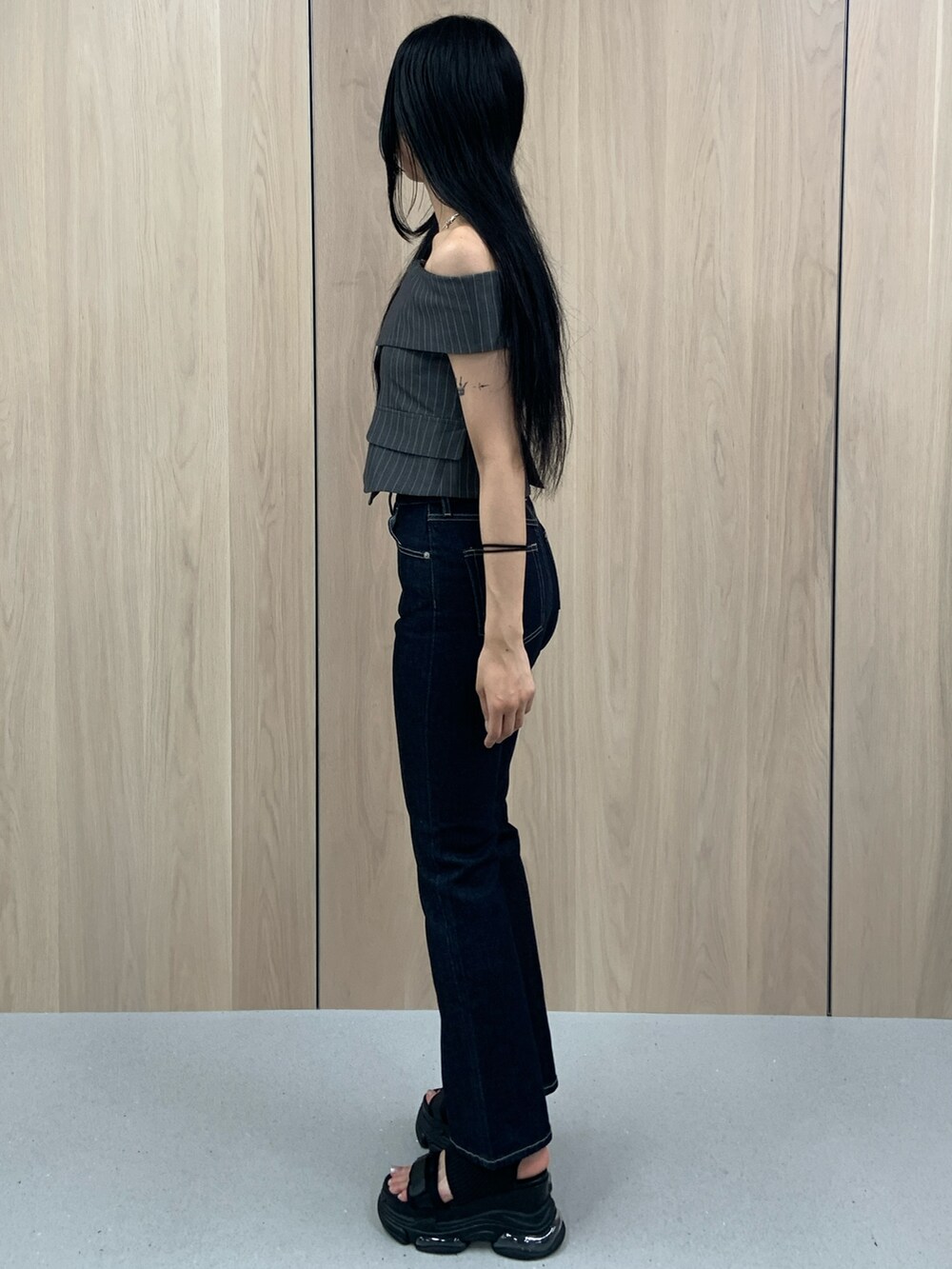 グレー系のシャツ/ブラウス、ブルー系のデニムパンツ、ブラック系のサンダルを着用したレディースの春コーディネートの2枚目の写真