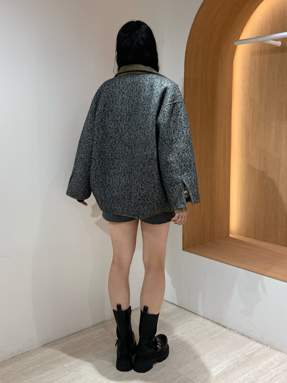 グリーン系のテーラードジャケット、グレー系のその他パンツ、ブラック系のブーツを着用したレディースの秋コーディネートの3枚目の写真