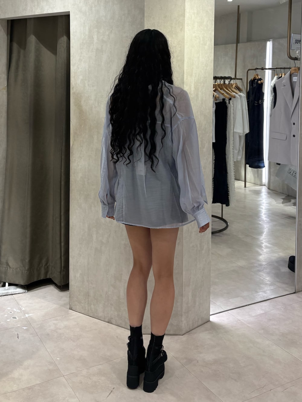 ブルー系のシャツ/ブラウス、ブラック系のキャミソール、ブラック系のその他パンツを着用したレディースの春コーディネートの3枚目の写真