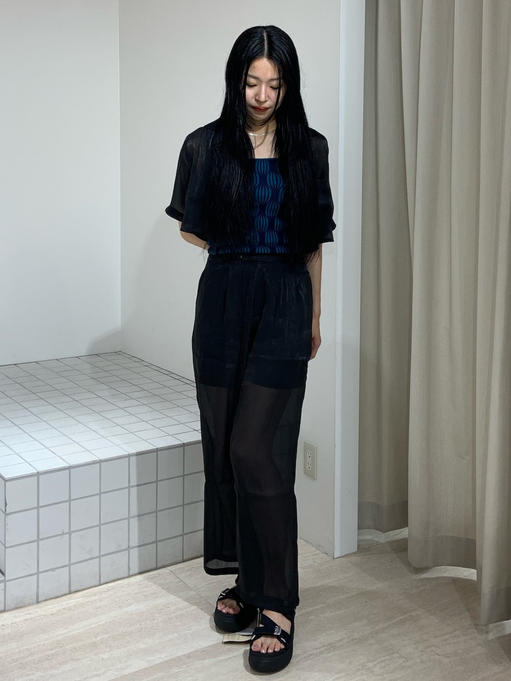 ブラック系のシャツ/ブラウス、ブルー系のタンクトップ、ブラック系のその他パンツを着用したレディースの夏コーディネートの2枚目の写真