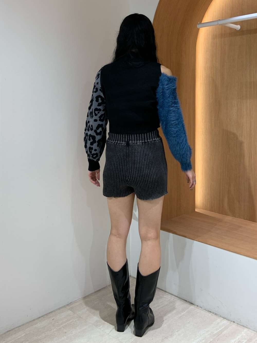 ブラック系のニット/セーター、ブラック系のその他パンツ、ブラウン系のブーツを着用したレディースの秋コーディネートの3枚目の写真