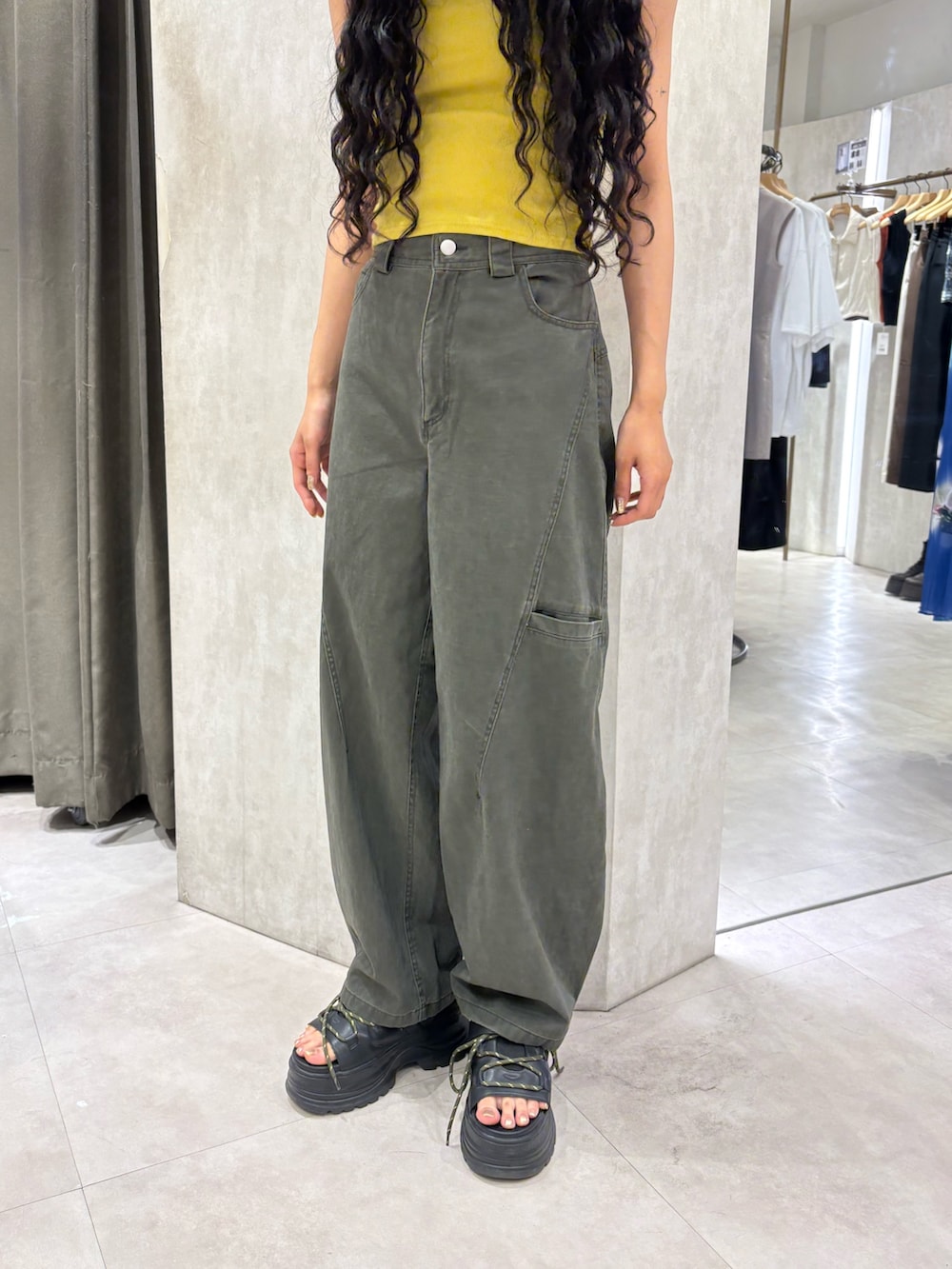 イエロー系のタンクトップ、グリーン系のその他パンツ、ブラック系のサンダルを着用したレディースの夏コーディネートの6枚目の写真