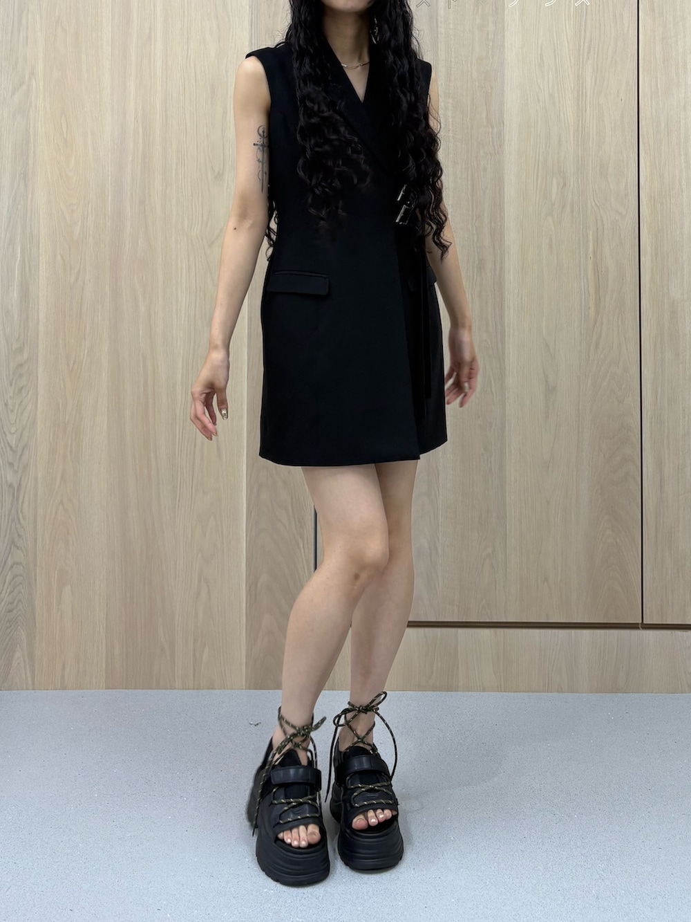 ブラック系のワンピース、ブラック系のサンダルを着用したレディースの夏コーディネートの4枚目の写真