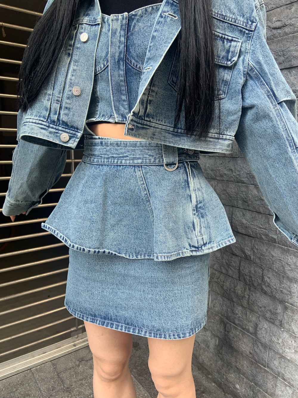 ブラック系のブーツ、ブルー系のデニムジャケット、ブルー系のその他トップスを着用したレディースの冬コーディネートの5枚目の写真