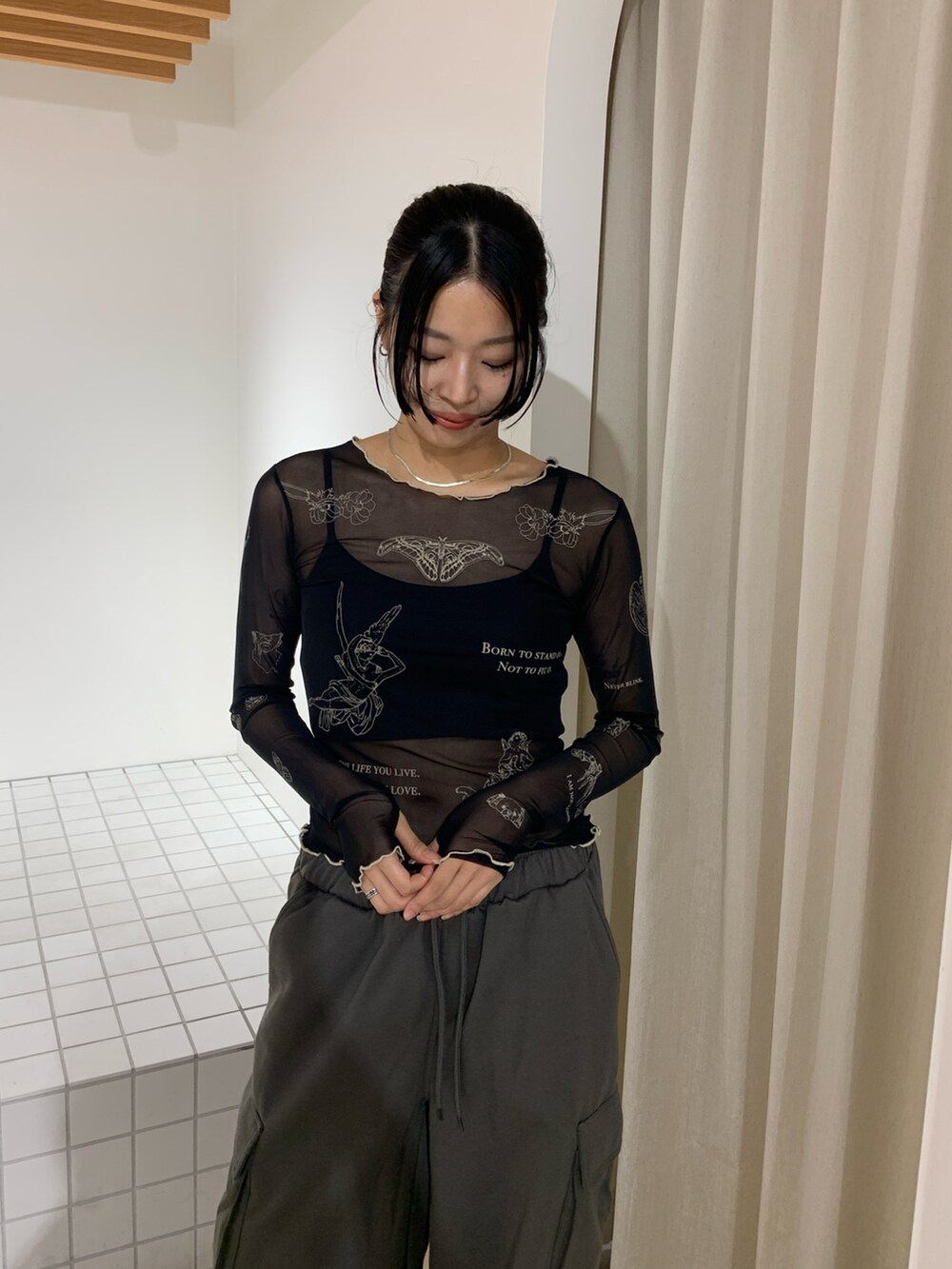 ブラック系のTシャツ/カットソー、グレー系のスウェットパンツを着用したレディースの秋コーディネートの4枚目の写真