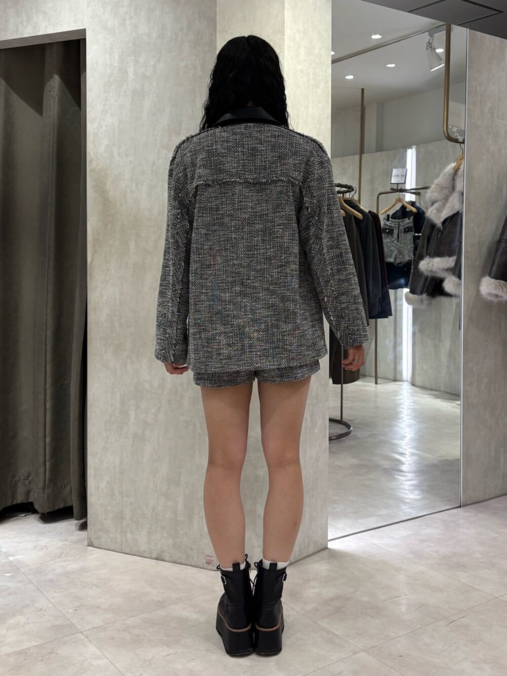 ブラック系のブーツ、グレー系のその他パンツ、グレー系のテーラードジャケットを着用したレディースの冬コーディネートの3枚目の写真