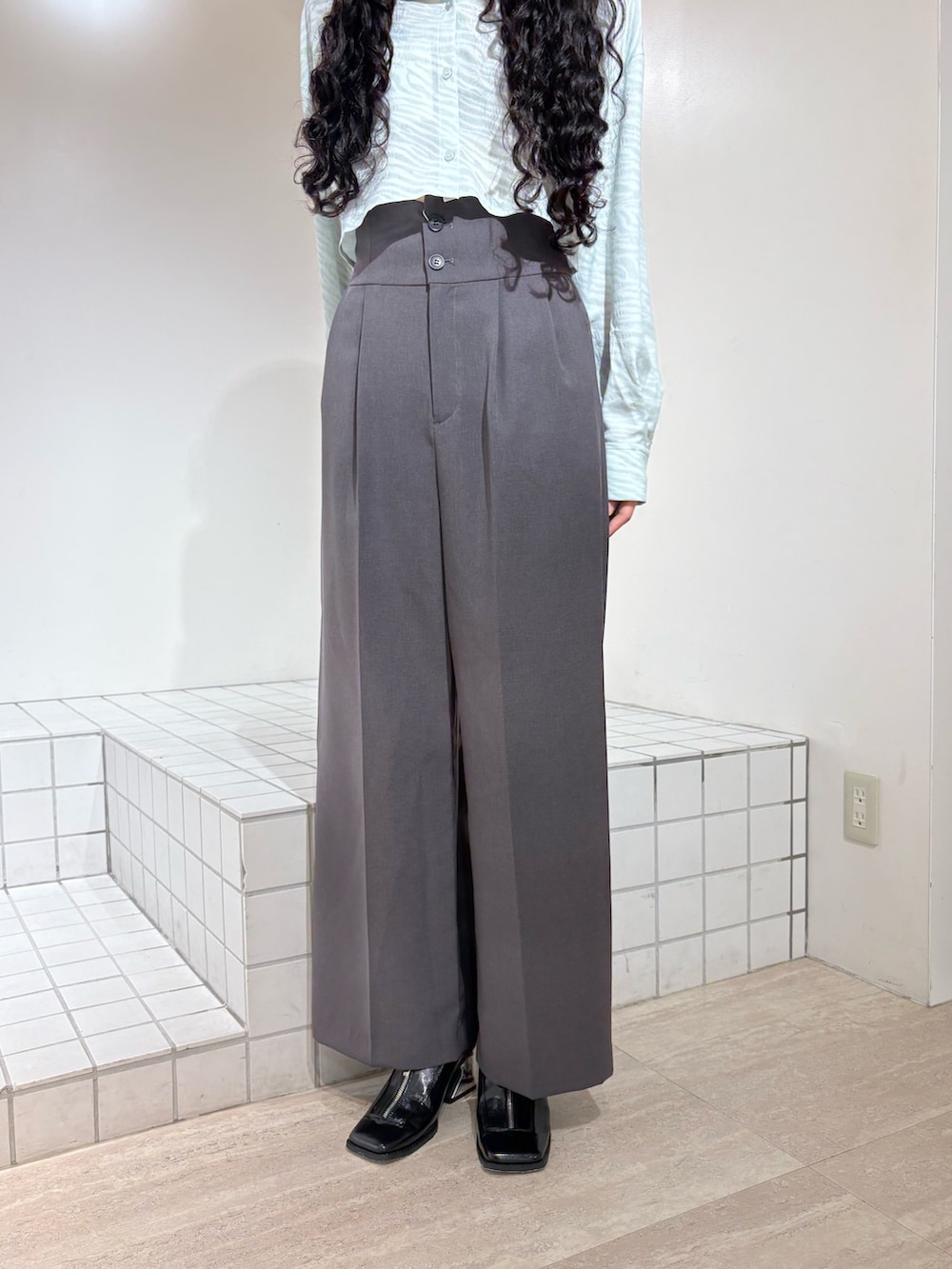 グレー系のスラックス、その他のシャツ/ブラウスを着用したレディースの春コーディネートの5枚目の写真