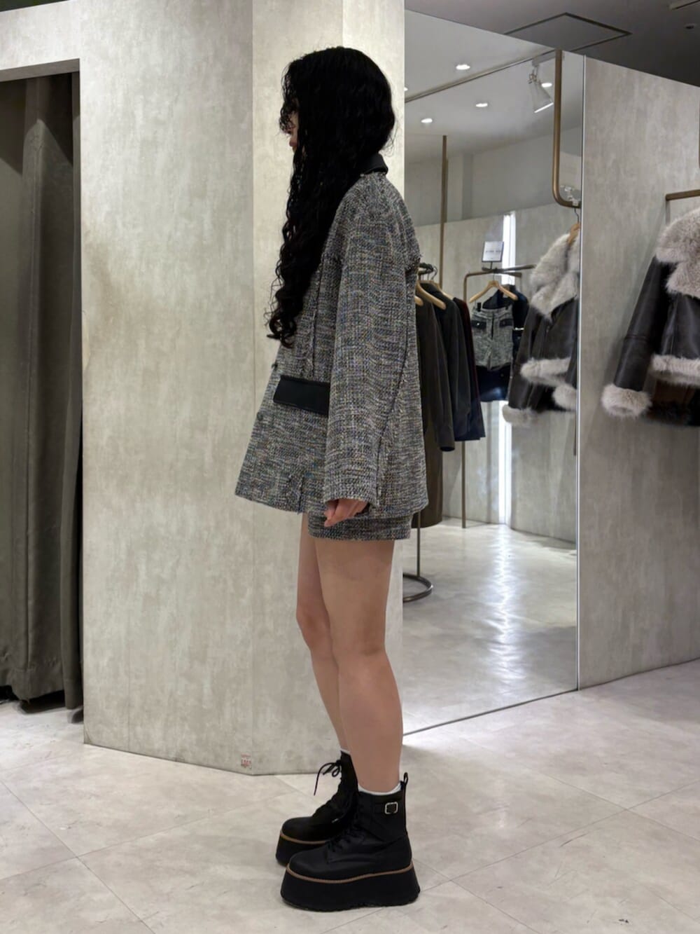 ブラック系のブーツ、グレー系のその他パンツ、グレー系のテーラードジャケットを着用したレディースの冬コーディネートの2枚目の写真