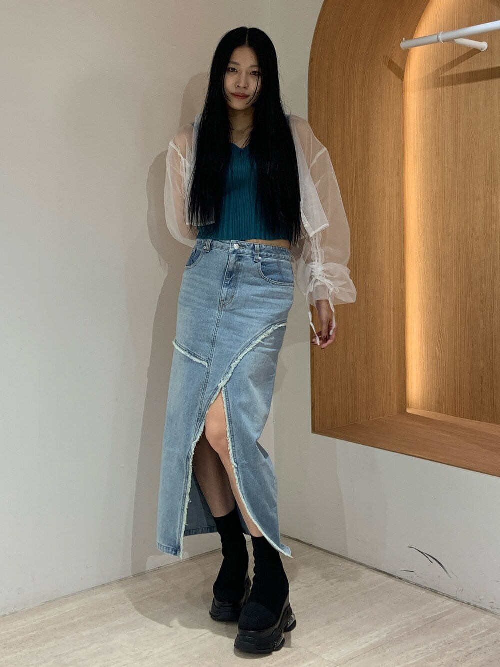 ホワイト系のシャツ/ブラウス、ブルー系のタンクトップ、ブルー系のデニムスカートを着用したレディースの春コーディネートの2枚目の写真