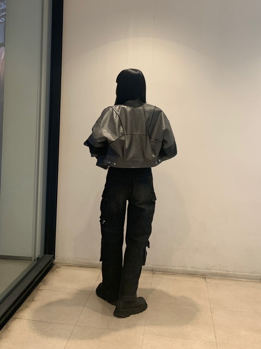 グレー系のブルゾン、ブラック系のデニムパンツを着用したレディースの春コーディネートの2枚目の写真