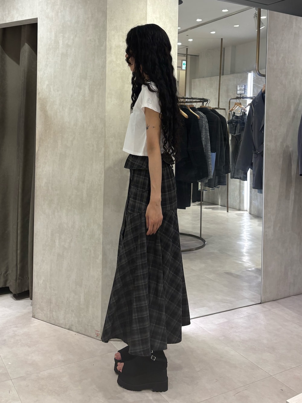 ホワイト系のTシャツ/カットソー、ブラック系のワンピース、ブラック系のブーツを着用したレディースの春コーディネートの2枚目の写真