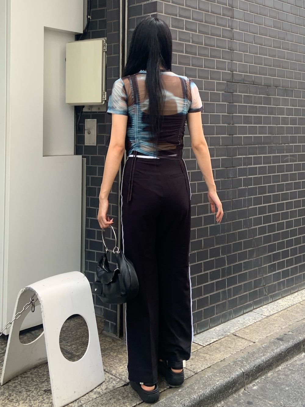 その他のTシャツ/カットソー、ブラック系のその他パンツ、ブラック系のサンダルを着用したレディースの夏コーディネートの4枚目の写真