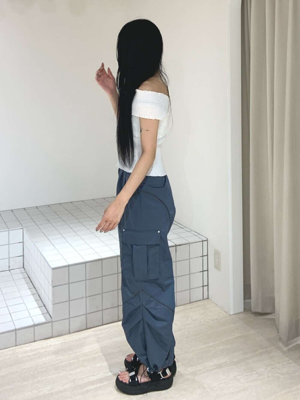 ブラック系のサンダル、ホワイト系のシャツ/ブラウス、ブルー系のカーゴパンツを着用したレディースの夏コーディネートの3枚目の写真