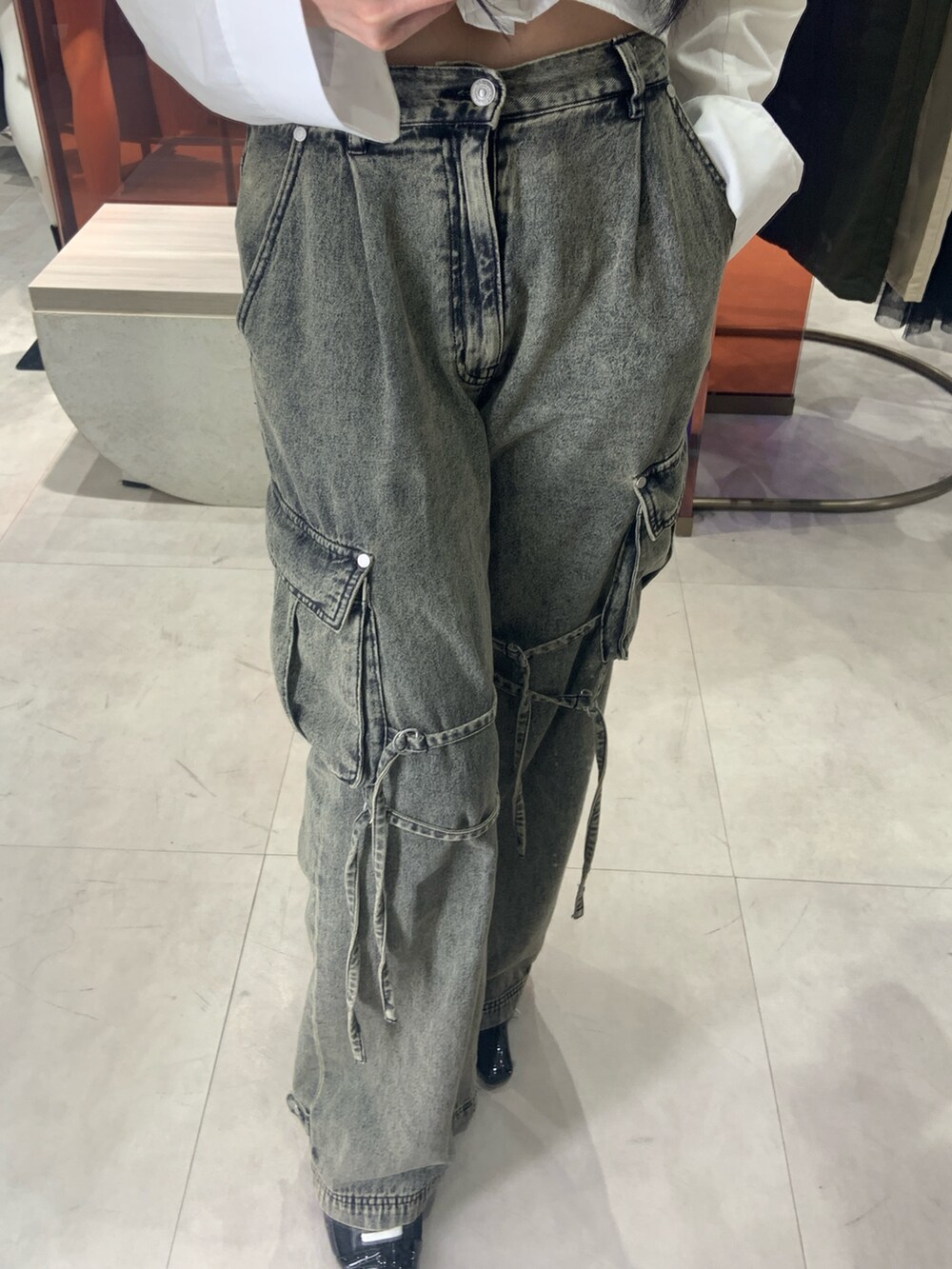 ホワイト系のシャツ/ブラウス、ブラック系のデニムパンツ、ブラック系のサンダルを着用したレディースの春コーディネートの4枚目の写真