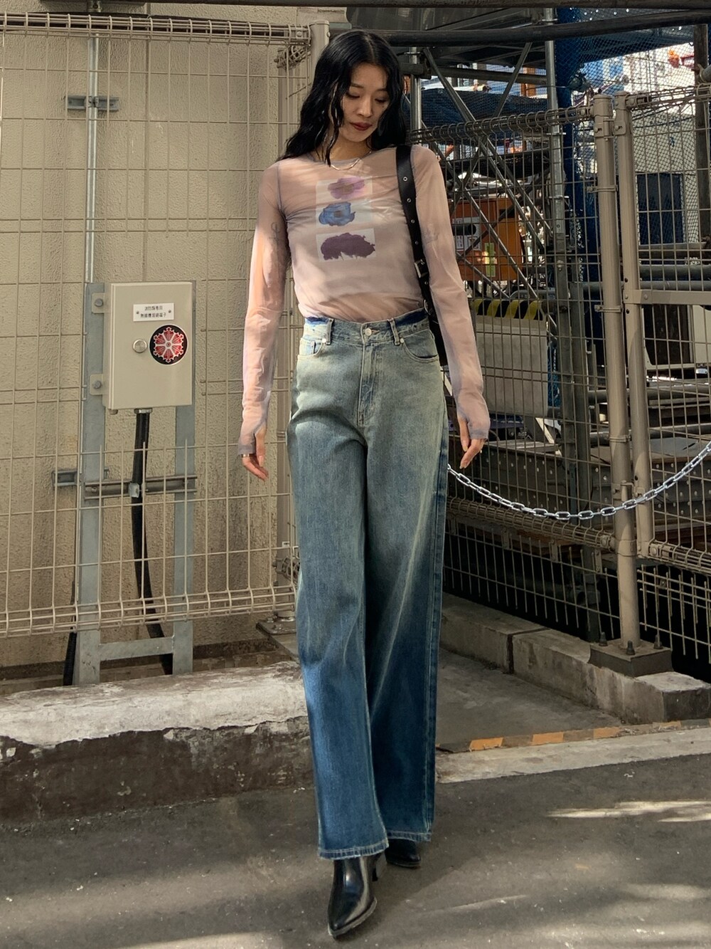 グレー系のTシャツ/カットソー、ブラック系のハンドバッグ、ブルー系のデニムパンツを着用したレディースの春コーディネートの2枚目の写真