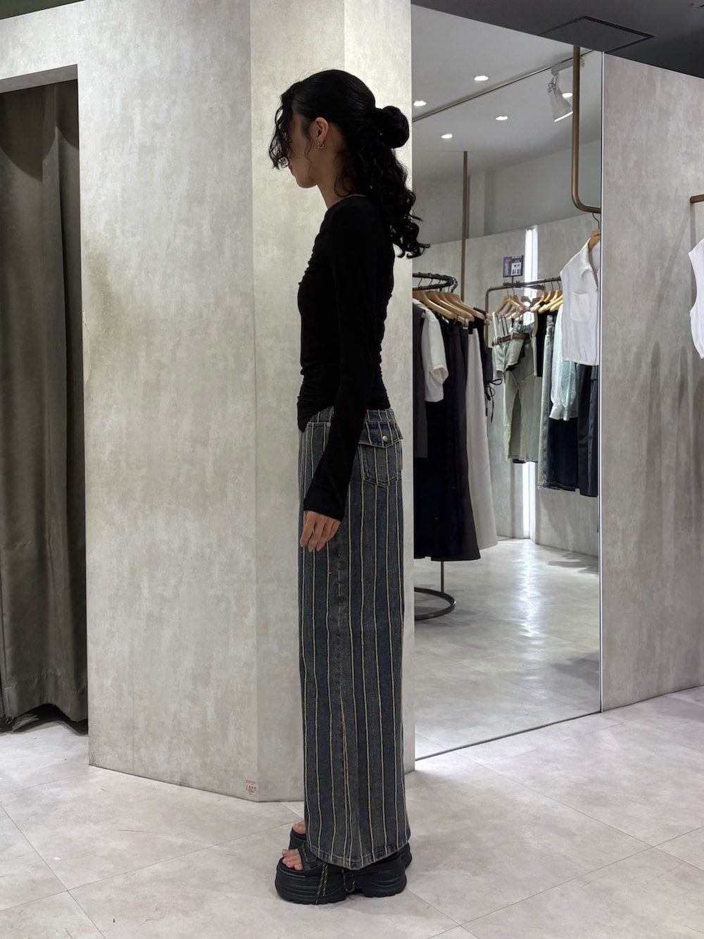 ブラック系のTシャツ/カットソー、ブルー系のデニムパンツ、ブラック系のサンダルを着用したレディースの夏コーディネートの2枚目の写真