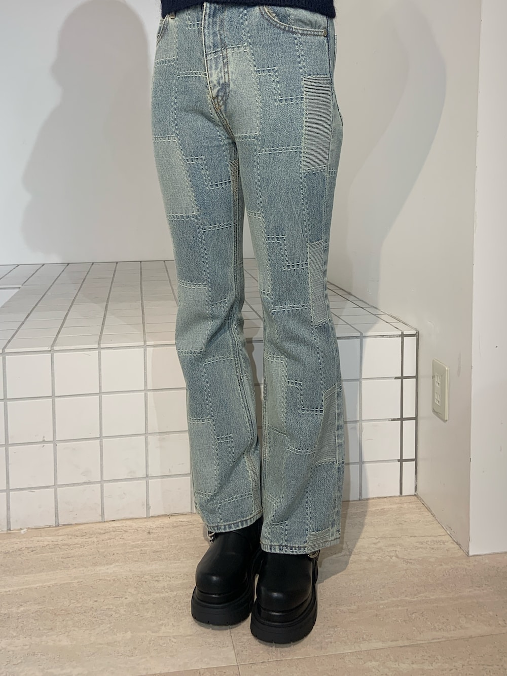 ブルー系のデニムパンツ、レッド系のニット/セーターを着用したレディースの秋コーディネートの5枚目の写真