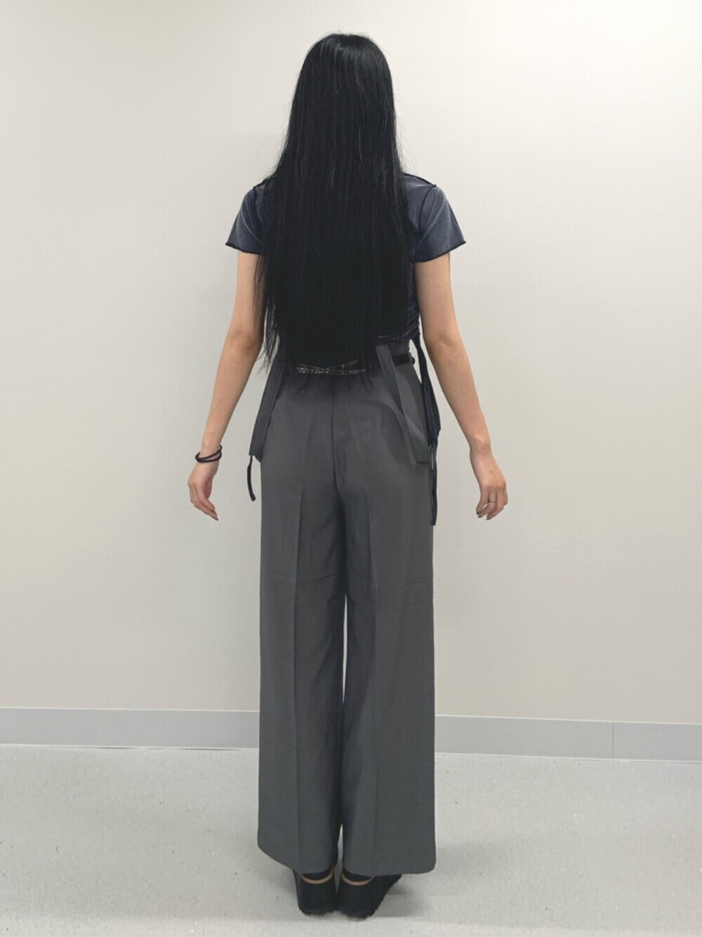 ブルー系のTシャツ/カットソー、ブラック系のブーツ、グレー系のスラックスを着用したレディースの夏コーディネートの4枚目の写真