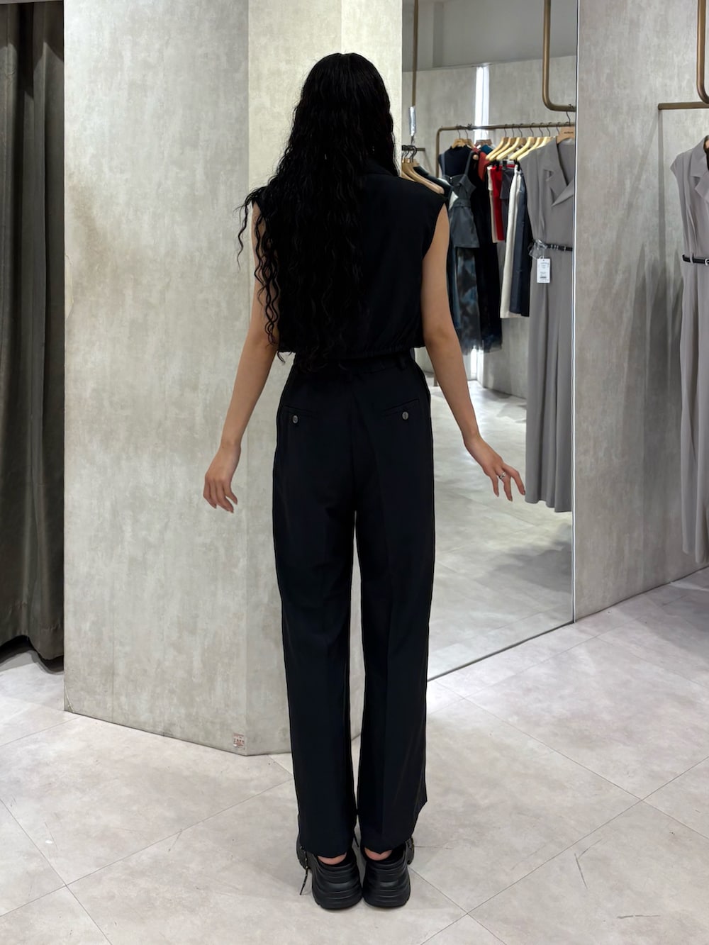 ブラック系のシャツ/ブラウス、ブラック系のその他パンツ、ブラック系のサンダルを着用したレディースの夏コーディネートの3枚目の写真