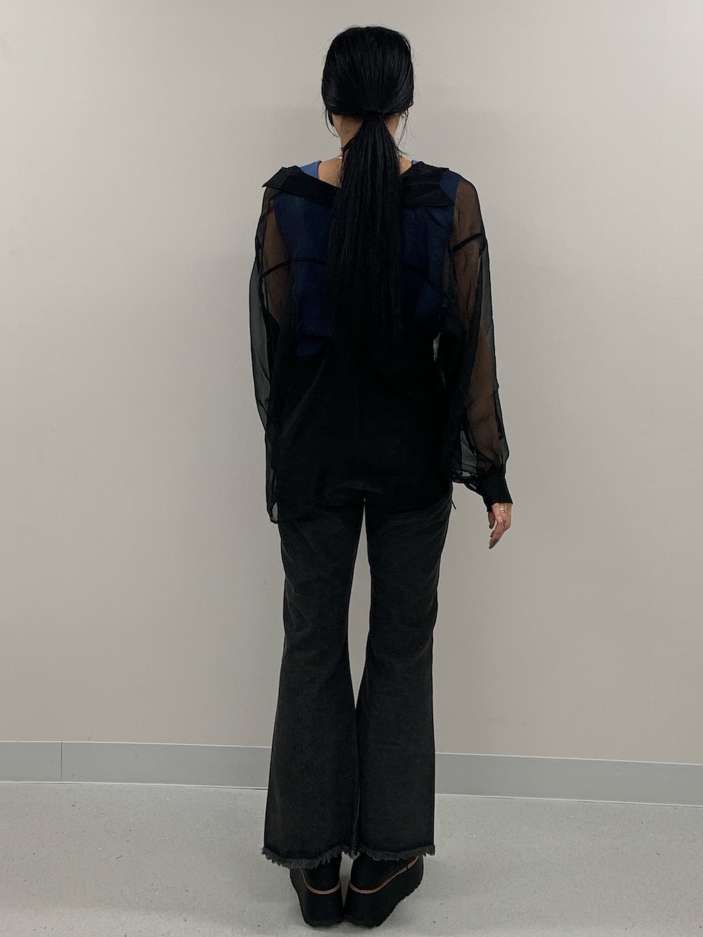 ブラック系のシャツ/ブラウス、ブルー系のタンクトップ、ブラック系のデニムパンツを着用したレディースの夏コーディネートの4枚目の写真