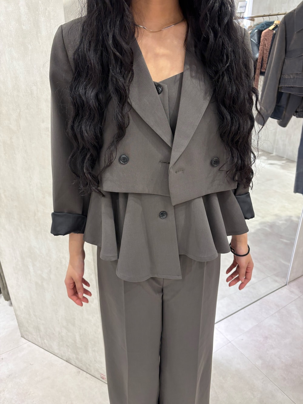 グレー系のテーラードジャケット、グレー系のその他トップス、グレー系のスラックスを着用したレディースの冬コーディネートの4枚目の写真