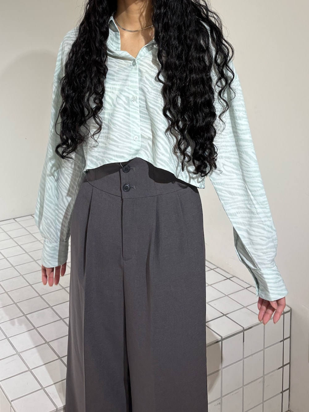 グレー系のスラックス、その他のシャツ/ブラウスを着用したレディースの春コーディネートの4枚目の写真