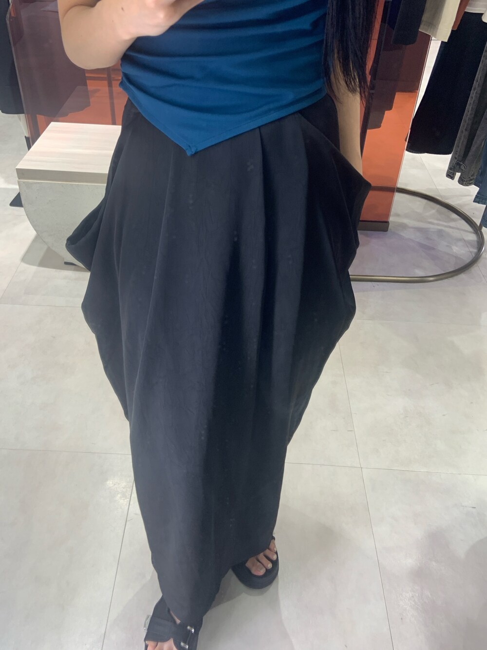 ブルー系のTシャツ/カットソー、ブラック系のスカートを着用したレディースの夏コーディネートの6枚目の写真