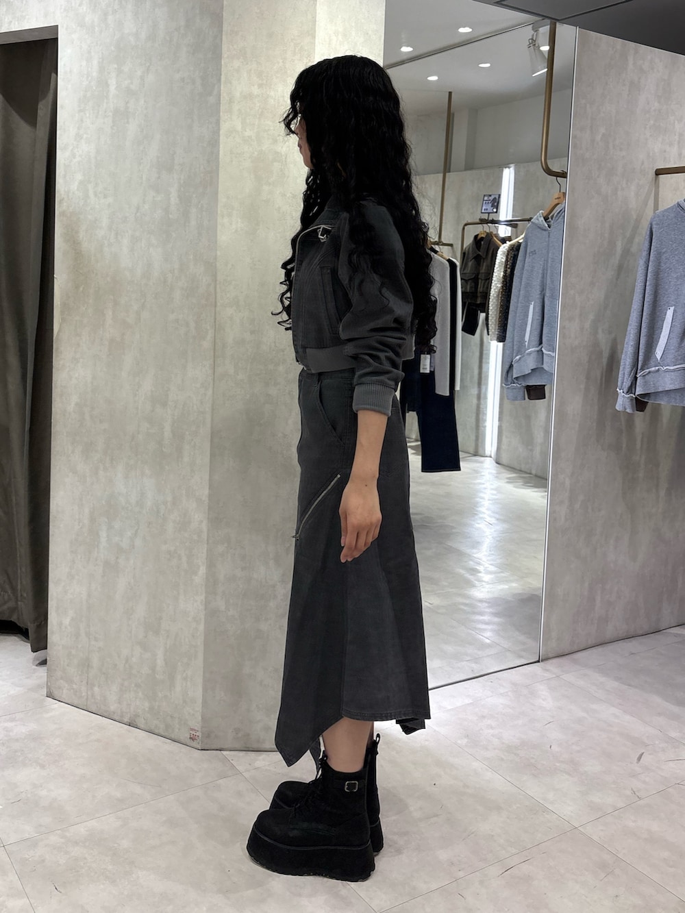 グレー系のブルゾン、ブラック系のキャミソール、グレー系のスカートを着用したレディースの春コーディネートの2枚目の写真