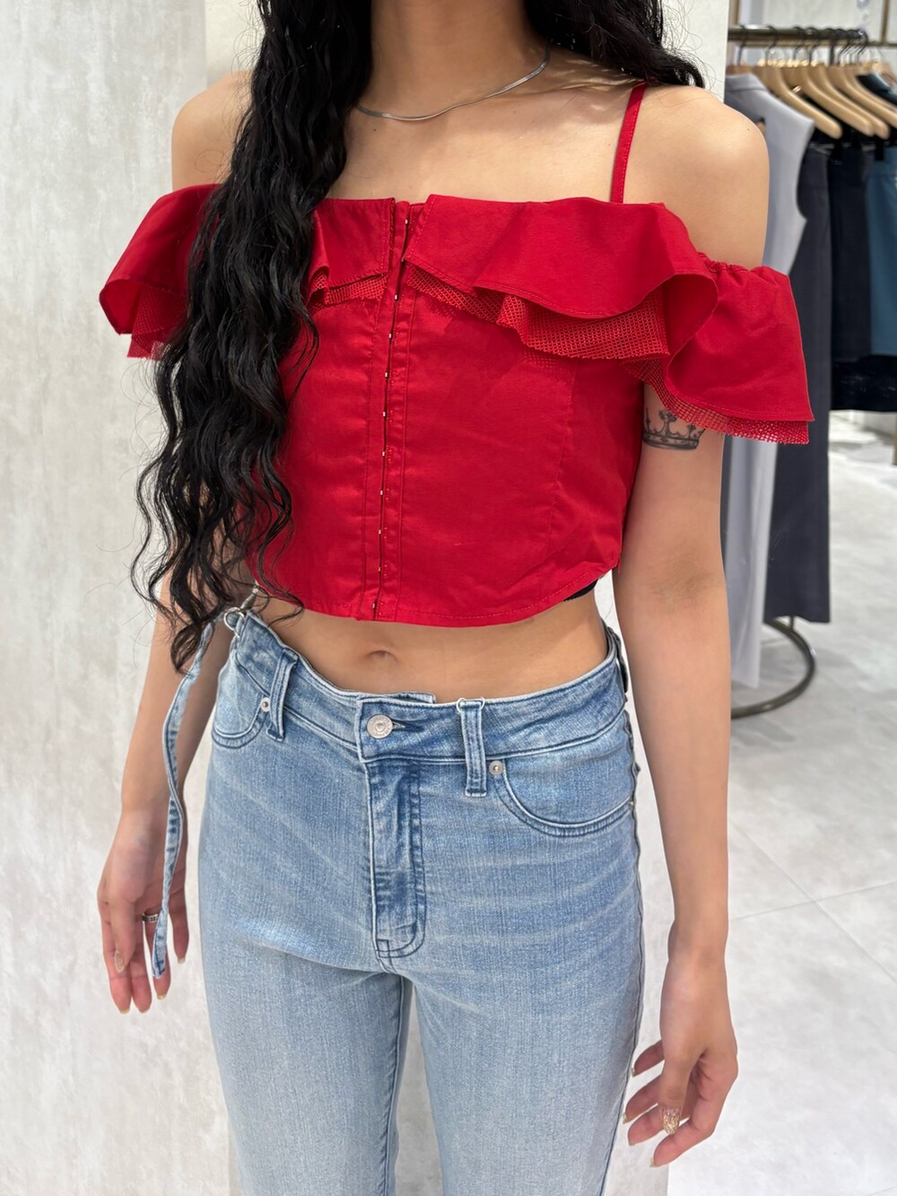 レッド系のシャツ/ブラウス、ブルー系のデニムパンツ、ブラック系のサンダルを着用したレディースの夏コーディネートの4枚目の写真