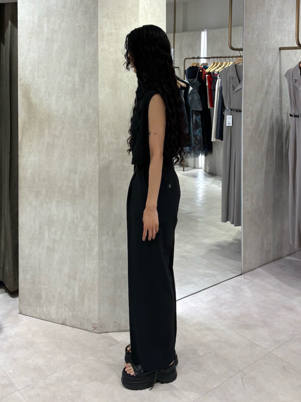 ブラック系のシャツ/ブラウス、ブラック系のその他パンツ、ブラック系のサンダルを着用したレディースの夏コーディネートの2枚目の写真