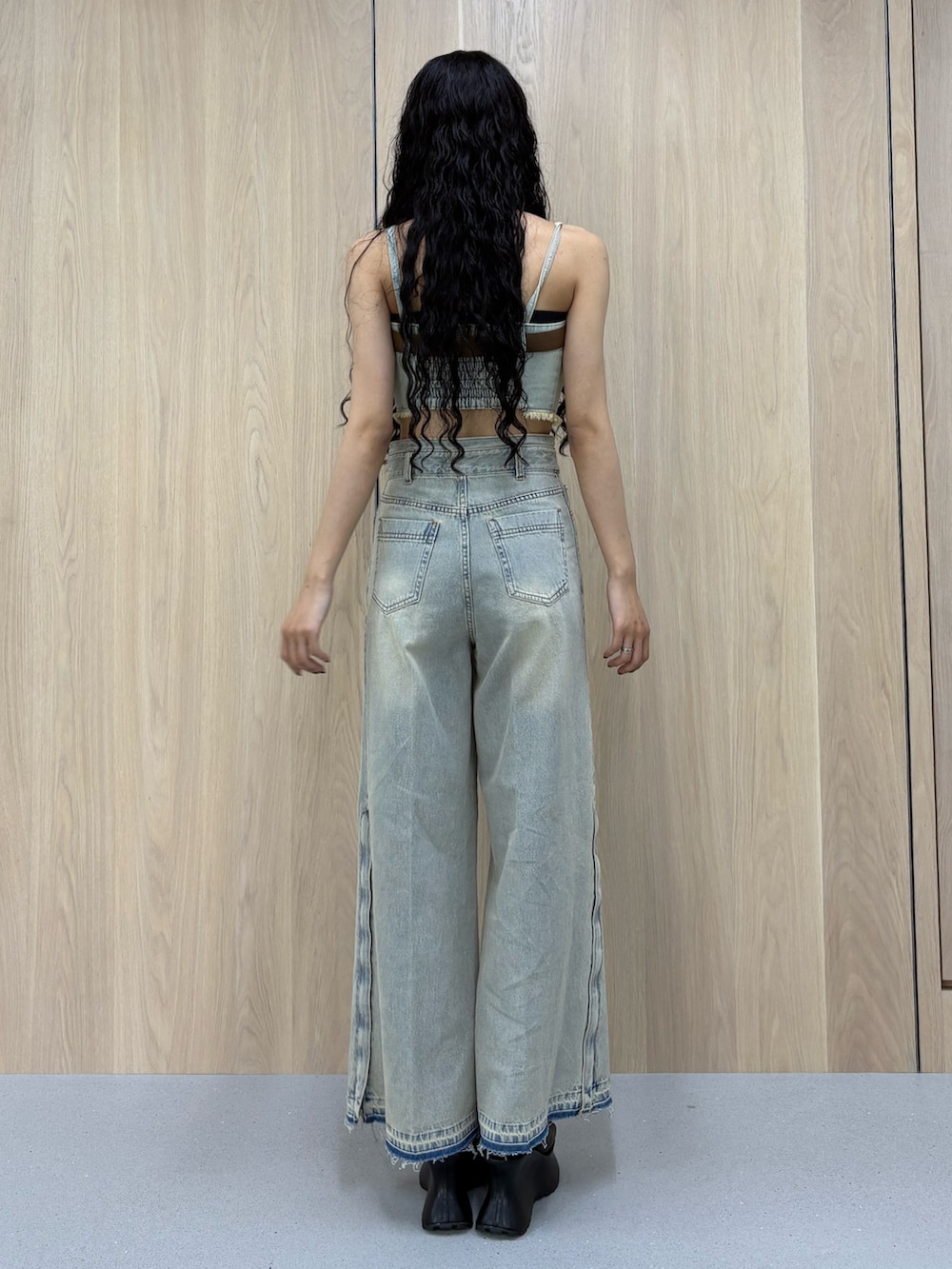 ブルー系のその他トップス、ブルー系のデニムパンツ、グリーン系のサンダルを着用したレディースの春コーディネートの2枚目の写真