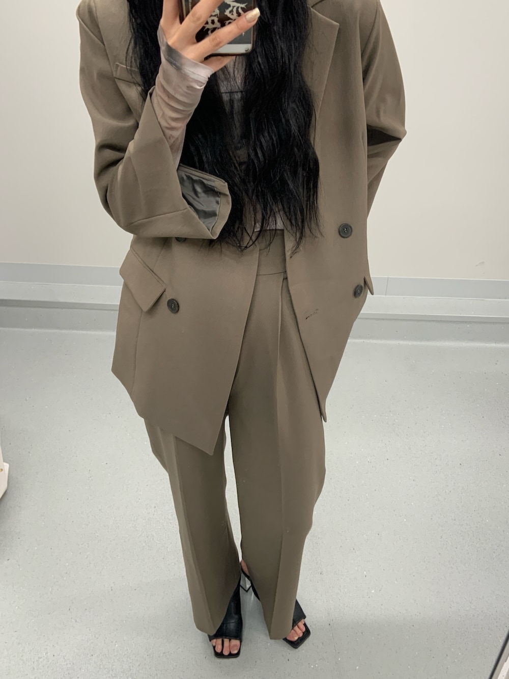 ベージュ系のTシャツ/カットソー、ブラウン系のテーラードジャケット、ブラウン系のスラックスを着用したレディースの春コーディネートの4枚目の写真