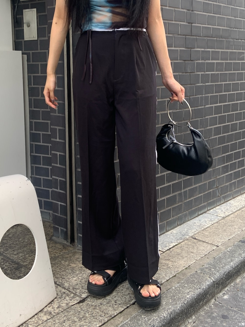 その他のTシャツ/カットソー、ブラック系のその他パンツ、ブラック系のサンダルを着用したレディースの夏コーディネートの6枚目の写真