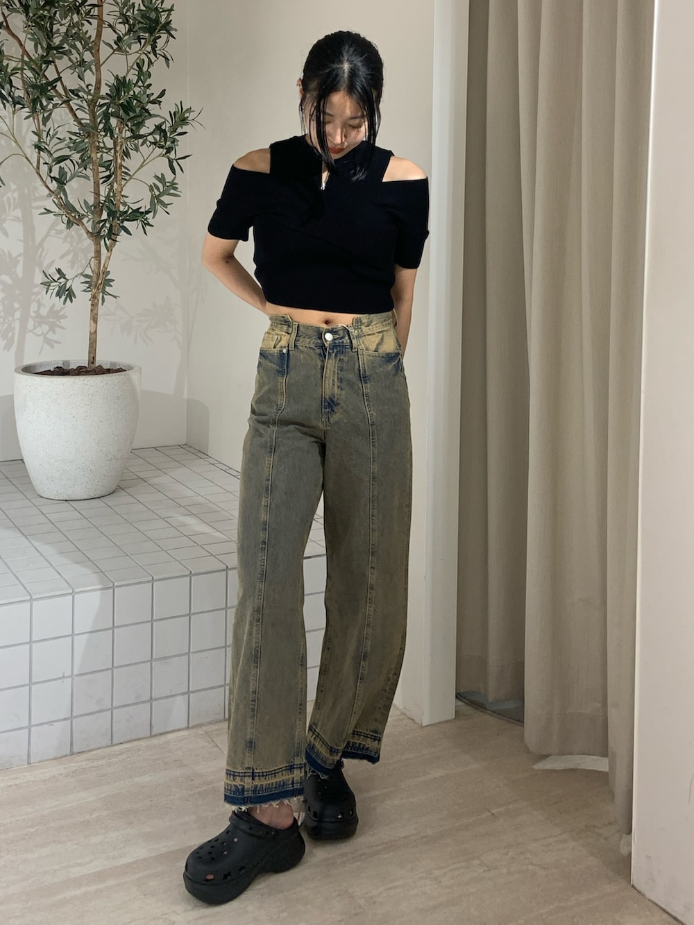 ブラック系のニット/セーター、その他のデニムパンツ、ブラック系のサンダルを着用したレディースの夏コーディネートの2枚目の写真