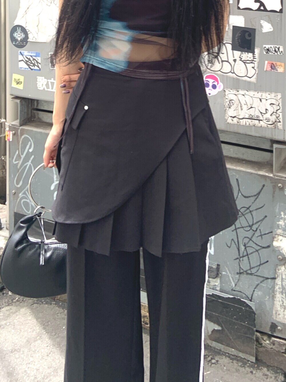 ブラック系のサンダル、その他のTシャツ/カットソー、ブラック系のスカートを着用したレディースの夏コーディネートの6枚目の写真