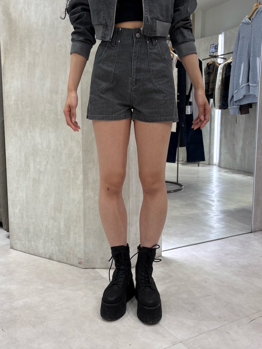 グレー系のブルゾン、グレー系のその他パンツ、ブラック系のキャミソールを着用したレディースの春コーディネートの5枚目の写真