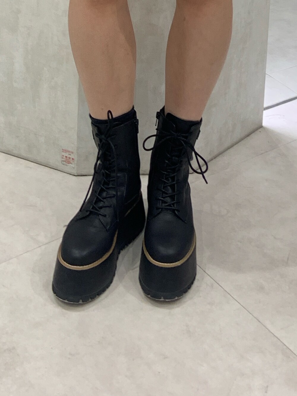 ピンク系のニット/セーター、ブルー系のその他パンツ、ブラック系のブーツを着用したレディースの秋コーディネートの5枚目の写真