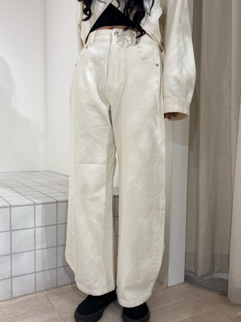 ホワイト系のデニムパンツ、ホワイト系のデニムジャケットを着用したレディースの冬コーディネートの5枚目の写真