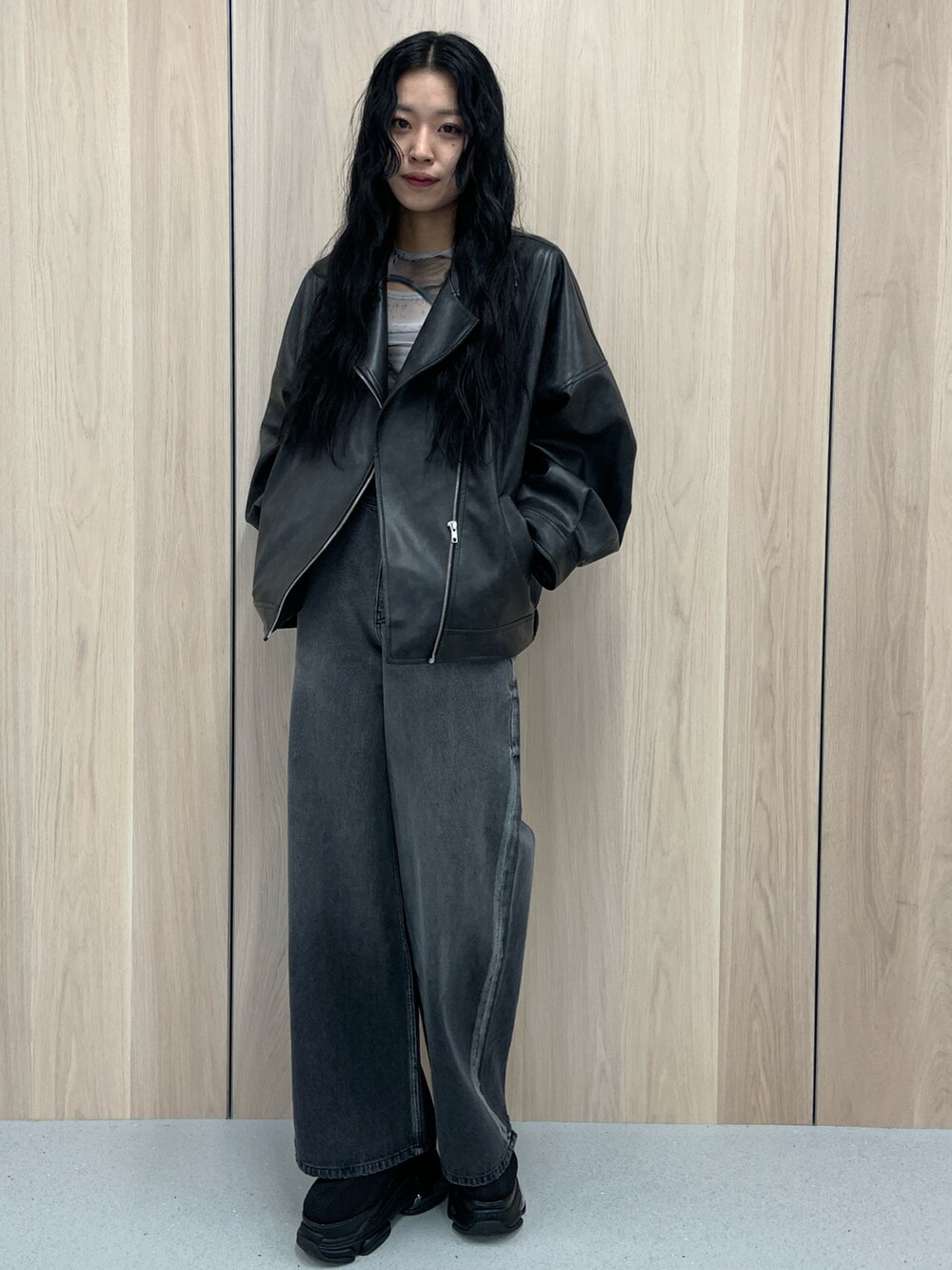 ブラック系のブルゾン、ブラック系のブーツ、ベージュ系のTシャツ/カットソーを着用したレディースの春コーディネートの2枚目の写真