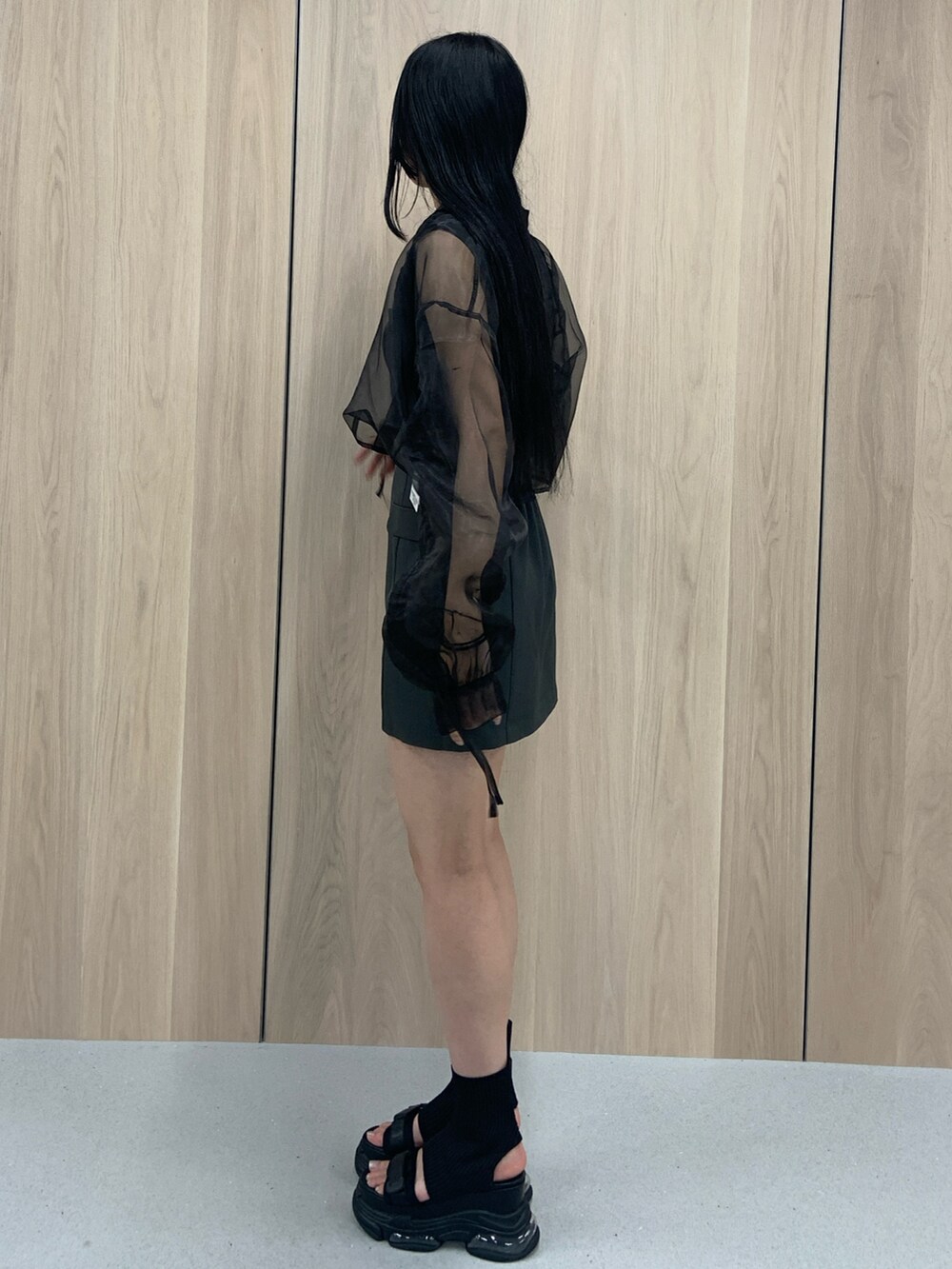 グレー系のワンピース、ブラック系のシャツ/ブラウス、ブラック系のサンダルを着用したレディースの春コーディネートの3枚目の写真