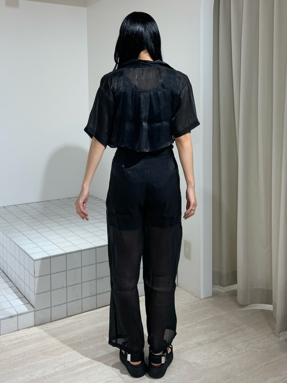 ブラック系のシャツ/ブラウス、ブルー系のタンクトップ、ブラック系のその他パンツを着用したレディースの夏コーディネートの4枚目の写真