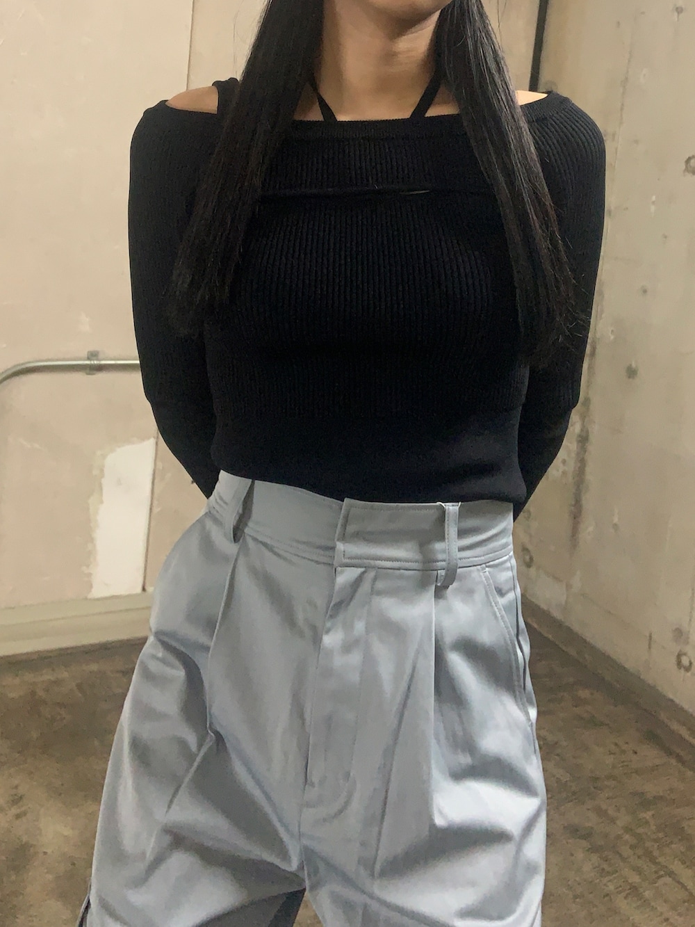 ブラック系のニット/セーター、ブルー系のカーゴパンツ、ブラック系のブーツを着用したレディースの冬コーディネートの4枚目の写真