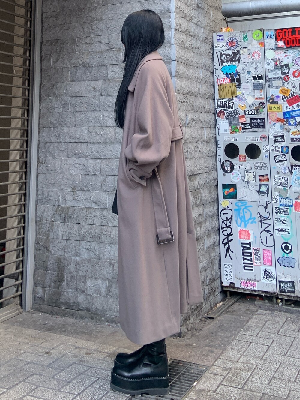 ブラウン系のニット/セーター、ブラック系のその他パンツ、ブラック系のブーツを着用したレディースの冬コーディネートの3枚目の写真