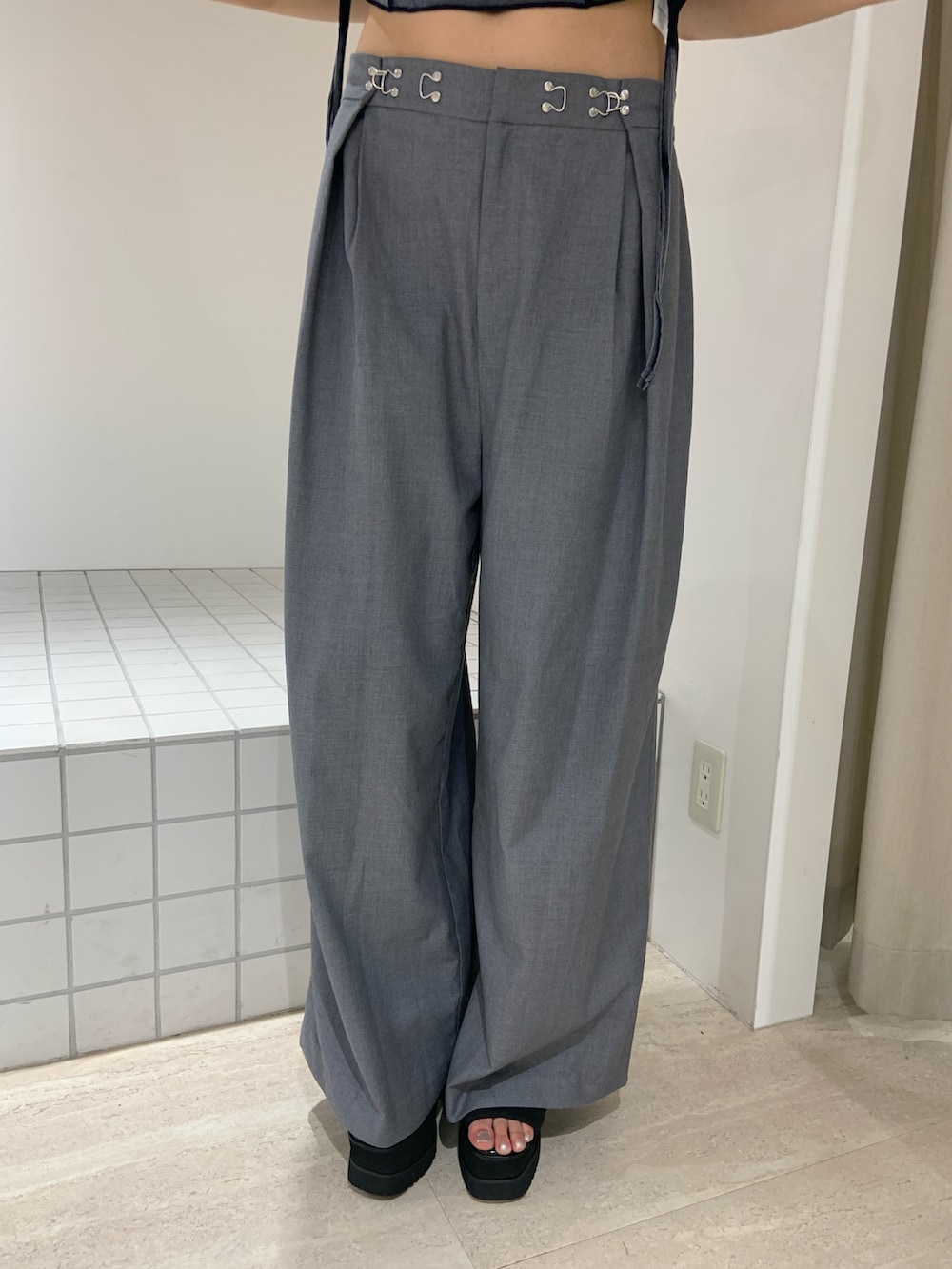 ブルー系のTシャツ/カットソー、グレー系のその他パンツ、ブラック系のサンダルを着用したレディースの夏コーディネートの6枚目の写真