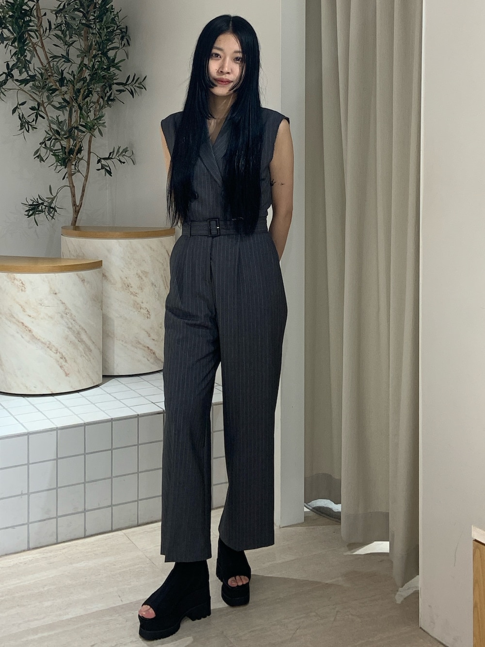 その他のつなぎ/オールインワン、ブラック系のサンダルを着用したレディースの春コーディネートの2枚目の写真