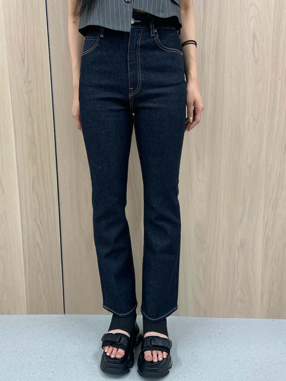 グレー系のシャツ/ブラウス、ブルー系のデニムパンツ、ブラック系のサンダルを着用したレディースの春コーディネートの5枚目の写真