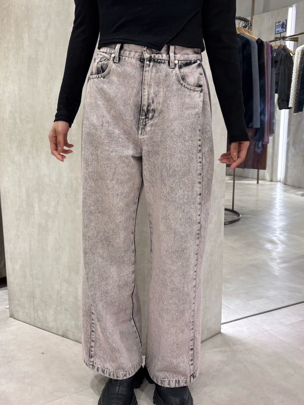 ブラック系のニット/セーター、ピンク系のデニムパンツを着用したレディースの春コーディネートの5枚目の写真