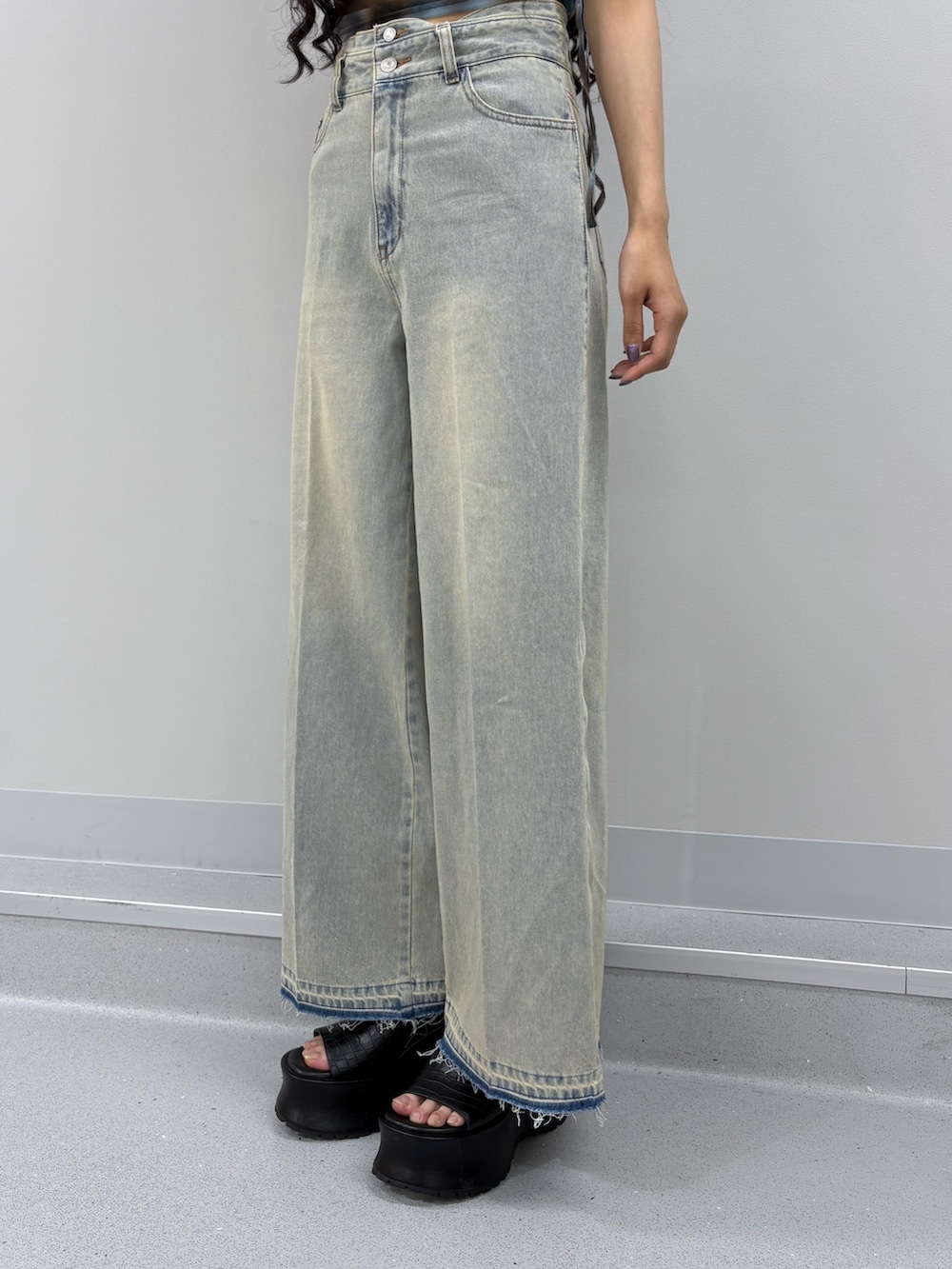 ブルー系のその他トップス、ブルー系のデニムパンツ、グリーン系のサンダルを着用したレディースの春コーディネートの5枚目の写真