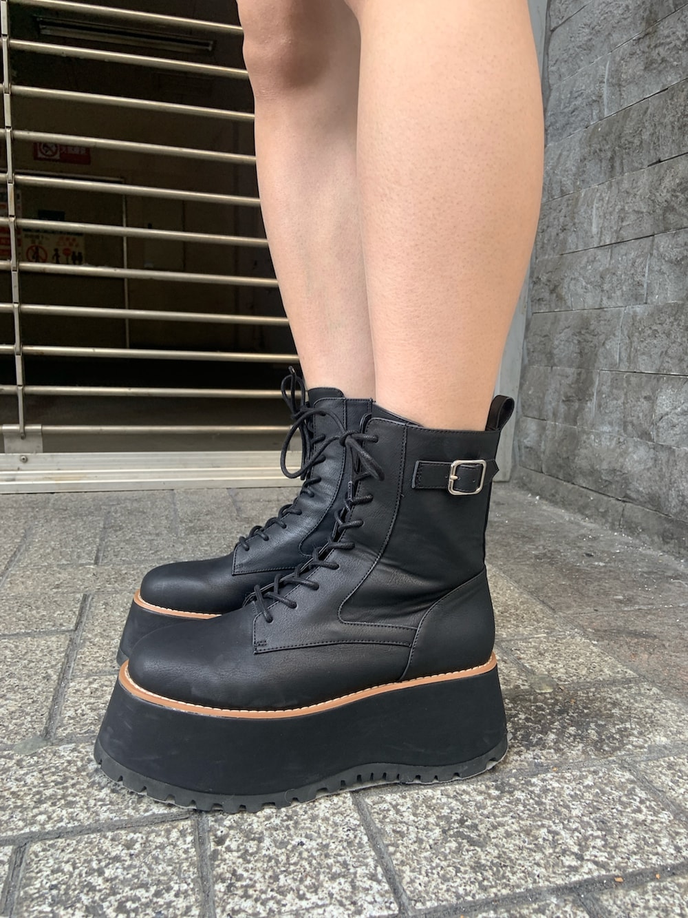 ブラック系のブーツ、ブルー系のデニムジャケット、ブルー系のその他トップスを着用したレディースの冬コーディネートの6枚目の写真